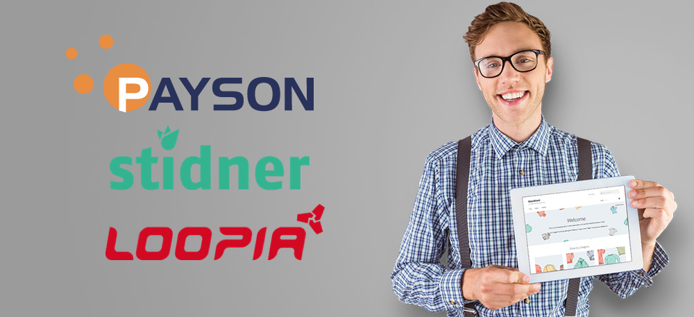 Man i glasögon som är väldigt nöjd med sin webshop i WooCommerce där han använder Loopias kassalösning