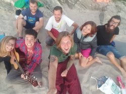 Viktors “camino family” under vandringen, samlade på en strand i Fisterra