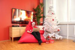 Linus på Loopia Support jobbar på julafton framför julgranen