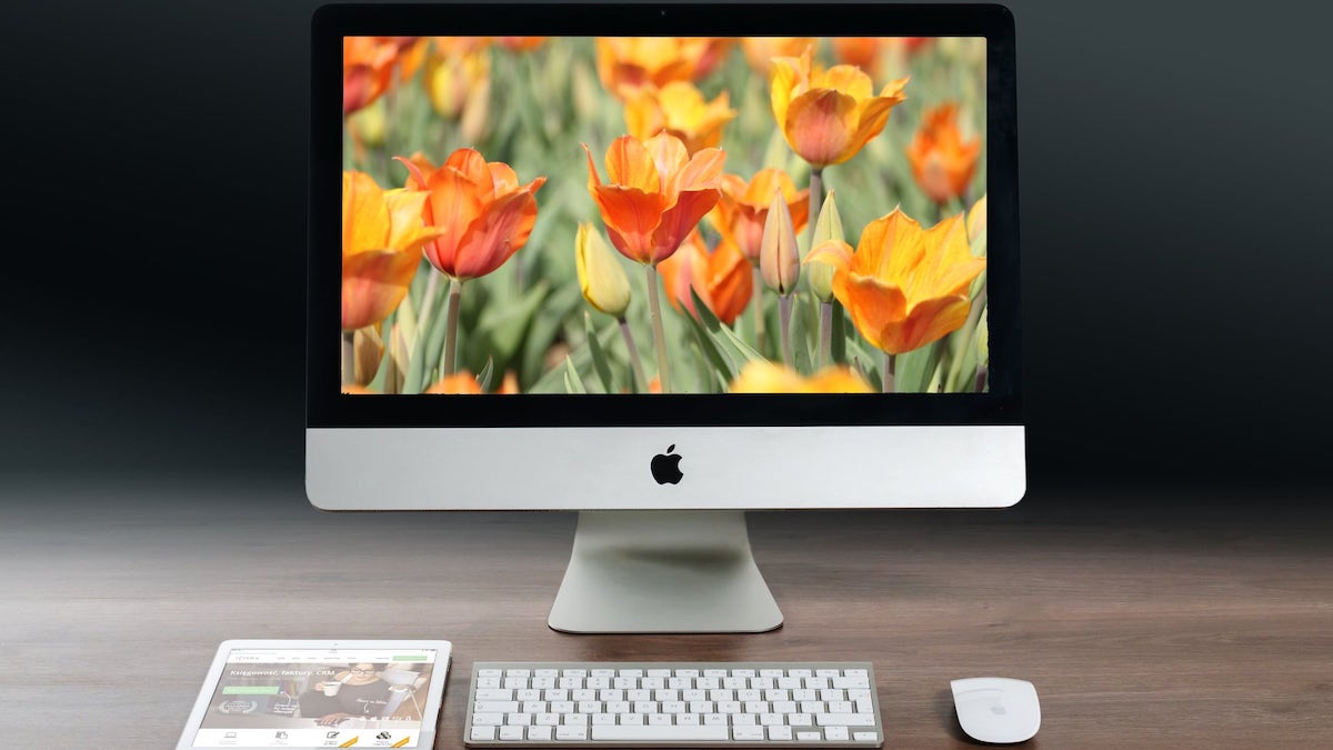 iMac som visar ett fång med tulpaner till dig som ska vårstäda företagets